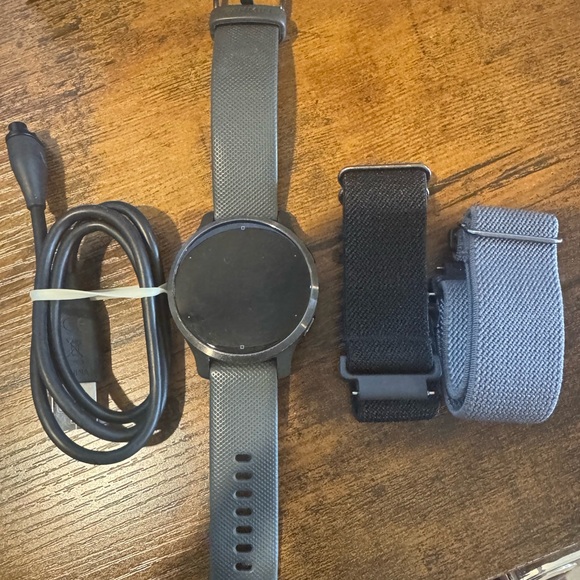 Garmin V2 black watch with 3 straps & charger - Picture 1 of 4